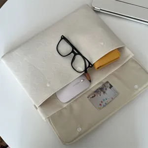 Weiche beige Tablet-Schutzhülle mit Herz-Prägung und praktischem Druckknopfverschluss.