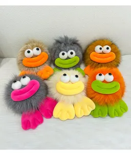 Hermoso tierno juguete de peluche con grandes labios, colgante de mochila esférico, muy suave.