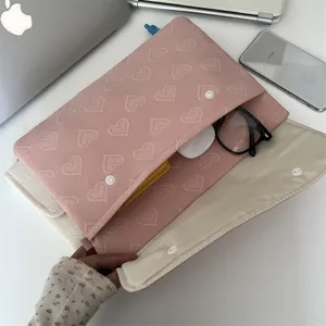 Rosa gesteppte Herz Tablet Schutzhülle Detailansicht, weiche Laptoptasche mit Fächern.