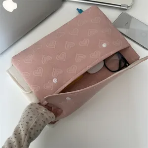 Rosa Tablet-Hülle Detailansicht mit Herz-Prägung, weiche Laptoptasche im Inneren.