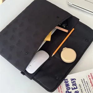 Schwarze Laptoptasche mit Steppherz-Muster Detail, 11 13 Zoll Tablet-Schutzhülle mit Druckknopf.