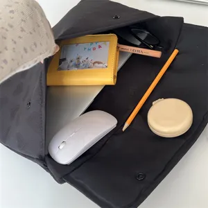 Schwarze gesteppte Tablettasche mit Herzmuster, gepolsterte Schutzhülle für 11/13 Zoll Laptops.
