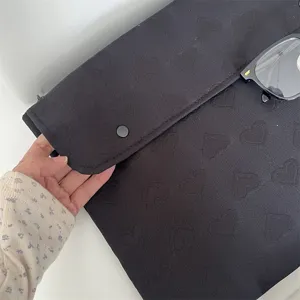 Schwarze gepolsterte Tablet-Hülle mit Herzen-Prägung, weiches Innenfutter für 11/13 Zoll Laptops.