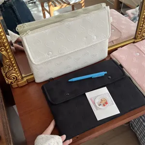Ästhetische Tablet-Schutzhülle mit Herz-Prägung und Laptop-Aufbewahrung für 11 13 Zoll.