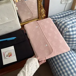 Detailaufnahme der rosa gesteppten Herz-Tablettasche, weiche Laptoptasche mit Fächern.