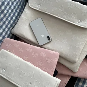 Gesteppte Herz Laptop Hülle Detail, weiche rosa und weiße Tablet Tasche für 11 13 Zoll Notebook.