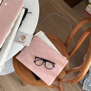 Detailaufnahme der weichen, rosa gesteppten Herzentafeltasche, süße ästhetische Laptoptasche.