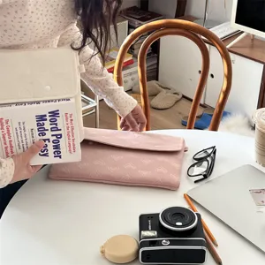 Nahaufnahme des weichen gesteppten Herzen Tablet-Etuis in schickem Rosa und Weiß für den Alltag.