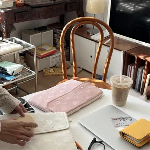 Ästhetische rosa Herz gesteppte Tablettasche und Laptoptasche für 11 13 Zoll Geräte.