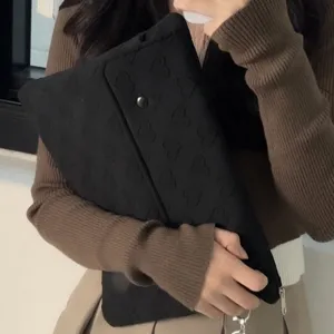 Schwarze gesteppte Tablet-Hülle mit Herzen, weiche Schutztasche für 11 bis 13 Zoll Laptops.