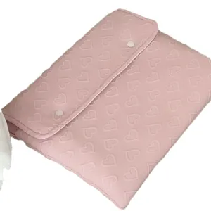 Rosa gesteppte Tablet-Schutzhülle mit Herzmuster und Druckknopfverschluss für 11/13 Zoll.