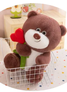 Simpatico orsetto di peluche marrone con rosa a cuore rosso, morbido giocattolo da compagnia.