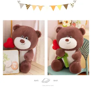 Simpatico orsacchiotto di peluche marrone con rosa a cuore rosso, morbido peluche per San Valentino.