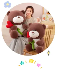 Simpatico peluche orsetto marrone con rosa rossa, morbido cuscino abbraccio per San Valentino.