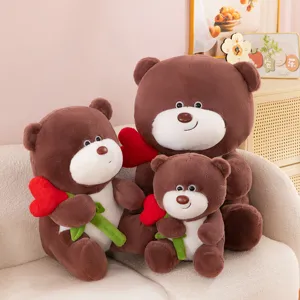 Simpatico orsetto di peluche marrone con cuore rosso, morbido cuscino da abbraccio per San Valentino.