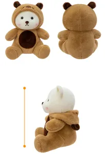 Vista di dettaglio del peluche di orso carino con cappuccio, morbido giocattolo di peluche.