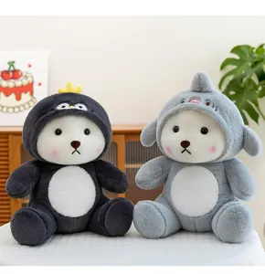Vista dettagliata in primo piano di simpatici orsacchiotti di peluche con cappuccio animale.