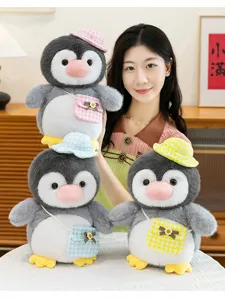 Süßes Cartoon Pinguin Plüschtier mit Rucksack und Karomütze weiche Stofftier Puppe Geschenk für Kinder