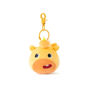 Simpatico portachiavi in peluche capibara con espressione divertente e decorazione di frutta.
