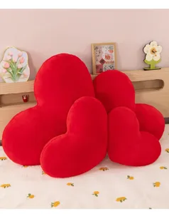 Cuscini in peluche rossi a forma di cuore, regalo romantico e cuscino decorativo accogliente.