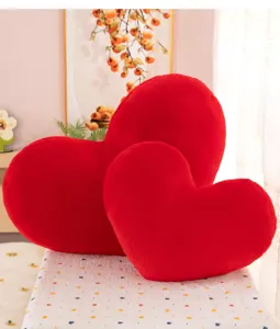 Set di cuscini in peluche a forma di cuore rosso, morbido regalo di coppia e decorazione.