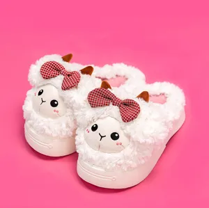 Pluche schaap pantoffels winter binnenhuis detailweergave op een mooie roze achtergrond.