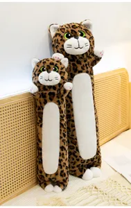 Süßes Leoparden Katzen Plüsch Langkissen Detail, weiches Kuscheltier Tier zum Schlafen.
