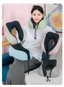 Bequemes U-förmiges Reise-Nackenkissen aus Memory-Foam mit atmungsaktivem Mesh, Detailansicht.
