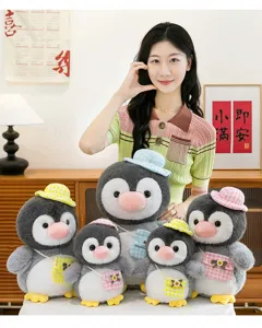 Plüschpinguin Puppe mit kariertem Hut und Tasche, weiches Kuscheltier Detailansicht.