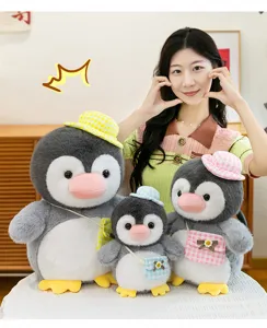 Süßes Plüsch Pinguin Spielzeug Set mit kleinen Taschen und Hüten, weiche Stofftier Puppe.