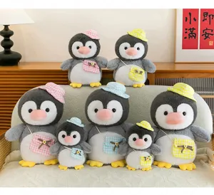 Niedliches Plüsch-Pinguinspielzeug mit Karomütze und Umhängetasche, weiches Stofftier Geschenk.