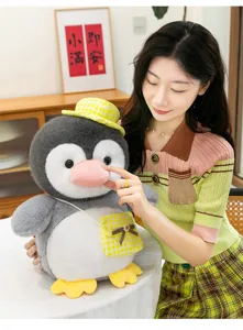 Süßes Cartoon Pinguin Plüschtier mit Hut und Rucksack, weiche Stofftierpuppe als Geschenk.
