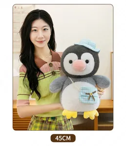 Süßes Pinguin Plüschtier mit Karohut und Tasche, weiche Stoffpuppe als Dekoration und Geschenk.