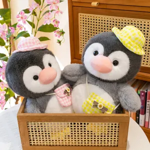 Niedliches Pinguin Plueschtier mit Rucksack und Hut, weiches Stofftier fuer Kinder und Geschenk.