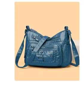 Vista dettagliata della borsa a tracolla da donna in pelle lavata vintage blu con tasche.