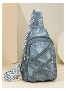 Nahaufnahme der grauen Damen Brusttasche mit geometrischem Gurt und Reißverschlüssen.