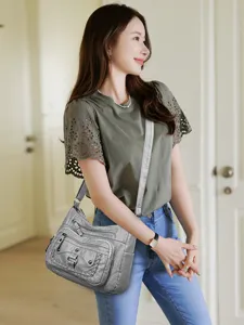 Borsa a tracolla multi-tasca in pelle lavata vintage da donna per uso quotidiano.