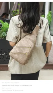 Detailansicht der lässigen Brusttasche mit mehreren Reißverschlüssen und breitem Gurt.