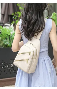 Detailansicht der lässigen Damen Brusttasche, Beiges Kunstleder, modischer Reiserucksack.