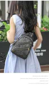 Detailansicht der minimalistischen Damen Brusttasche, dunkelgrauer Rucksack mit Reissv.