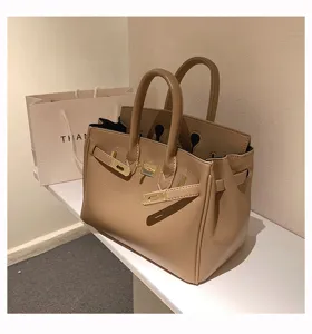 Stilvolle taupefarbene Handtasche, große klassische Schultertasche für Damen im Alltag.