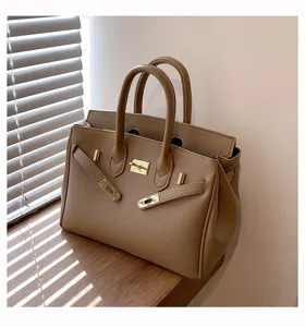 Nahaufnahme der stilvollen braunen Ledertasche mit eleganten goldenen Beschlägen Textur.