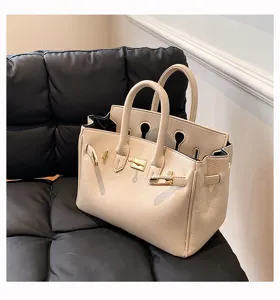 Beige Leder Handtasche für Damen, klassische Henkeltasche mit Schloss und grossem Stauraum.