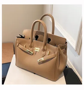 Klassische Handtasche aus gestructureerd Leder mit metalen sluiting, elegante ruime schoudertas.