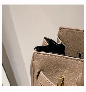 Detailansicht der luxuriösen Damen Handtasche aus Leder elegante stilvolle Tasche Nahaufnahme