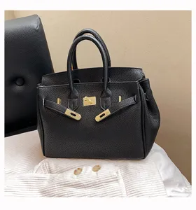 Klassische schwarze Damentasche, stilvolle Herbst-Modetasche mit goldenem Schloss.