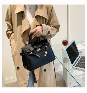 Schwarze Lederhandtasche im Detail, klassische Henkeltasche fur Damen im Alltagstil.