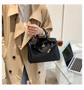 Detailansicht der schwarzen Ledertasche mit Metallverschluss und eleganter Textur.