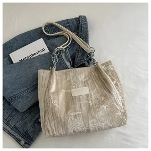 Stylish women pleated tote bag with chain strap casual commuting shoulder bag for summer daily wear.