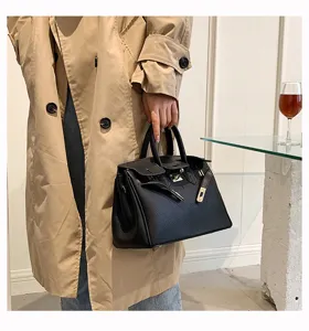 Stilvolle schwarze Leder Umhängetasche Handtasche für Damen eleganter Alltagsbegleiter.